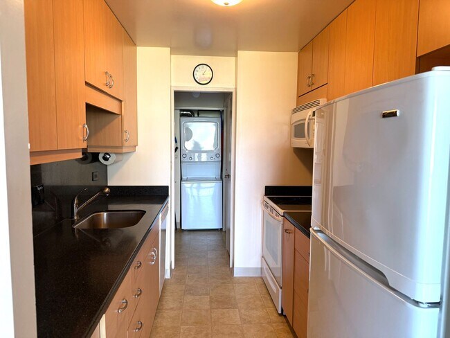 Foto del edificio - In the heart of Waikiki 1bed+Den, 1.5bath ...