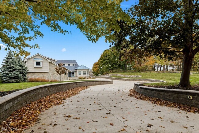 Foto del edificio - 28838 Lake Rd