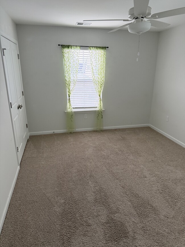 Building Photo - 48 Garden Row Dr S