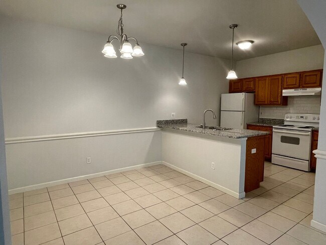 Foto del edificio - Shelby TWP 2-BR, 2-BA with Attached Garage, Lower Unit, Immediate Occupancy