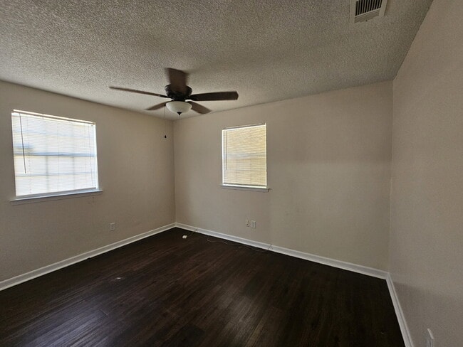 Foto del edificio - "$250 OFF FIRST MONTHS RENT!!  Charming 3-Bedroom Oasis with 2 Full Baths in Pensacola's Scotland...