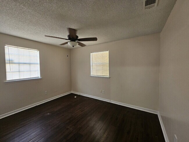 Foto del edificio - "Charming 3-Bed, 2-Bath Retreat on Scotland Terrace – Your Perfect Pensacola Escape!"