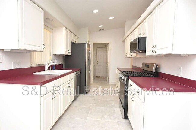 Building Photo - 2235 Silver Re Dr