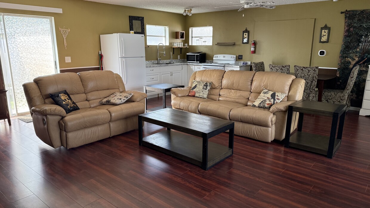 Foto principal - 4700-4711 11th Ave N