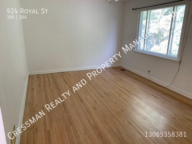 Building Photo - 2 Bedroom Main Floor Unit in Rosemont