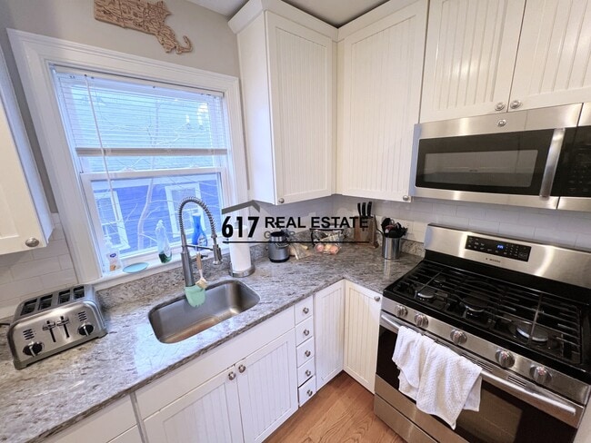 Building Photo - 183 River St