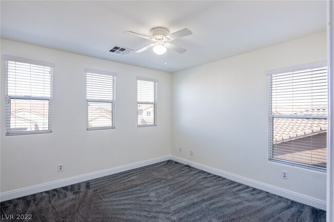 Building Photo - 1068 Crescent Falls St