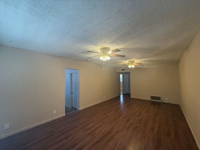 Building Photo - 4 Bedroom / 1 Bathroom