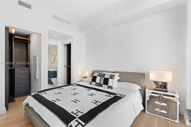 Foto del edificio - 2678 Tigertail Ave