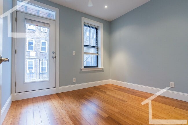 Building Photo - 2 Bed 1 Bath Brownstone (close to I90 - 2 mi)