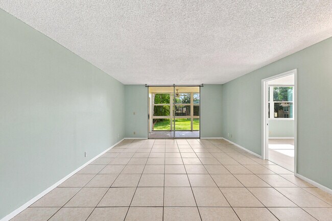 Building Photo - 950 NW 80th Ave