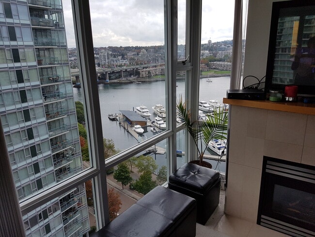Building Photo - 1707-1077 Marinaside Crescent