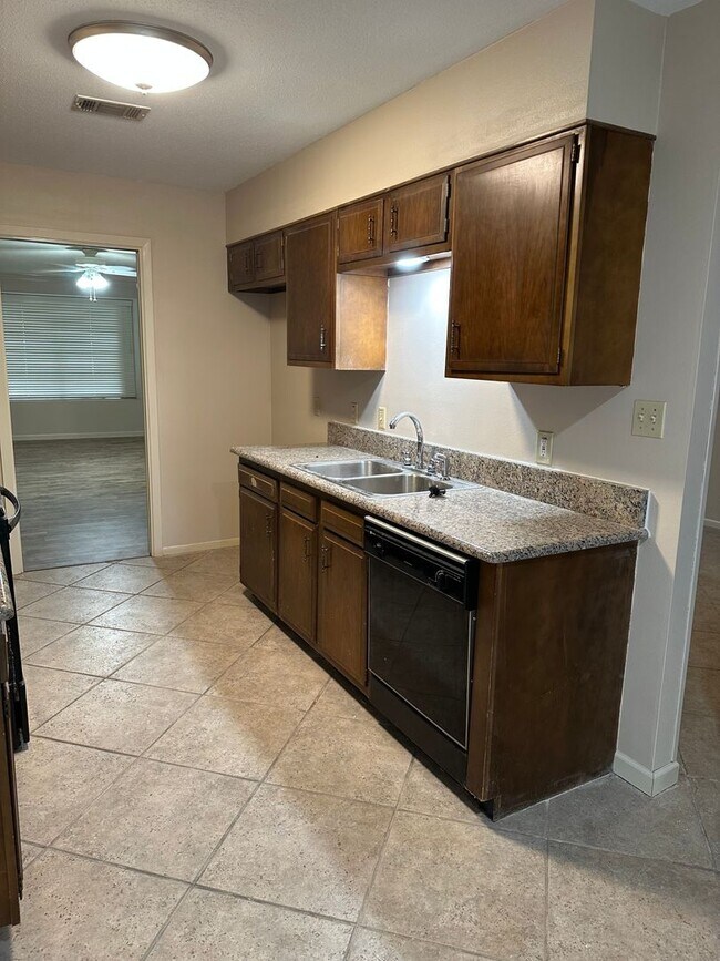 Foto del edificio - COMING SOON - 3 Bedroom, 2 Bathroom for Rent!