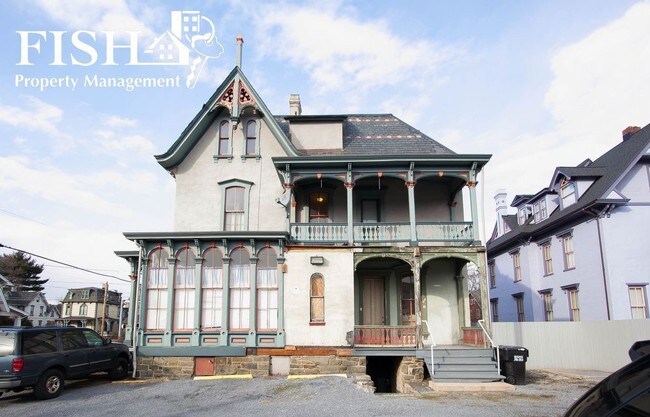 Building Photo - 1075 W 4th St