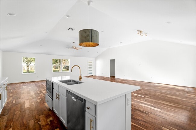 Foto del edificio - 5515 Warm Springs Rd