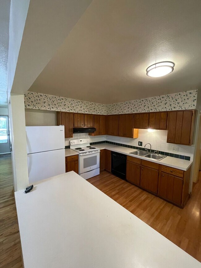 Foto del edificio - STUDENTS WELCOME! Centrally-Located Ranch Home w/ Fenced Yard and Two-Car Garage