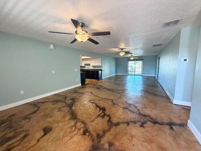 Foto del edificio - "Waterfront Home with Dock! 3-Bedroom Oasis with 2 Baths and 1,800 Sq Ft of Comfort in Hudson, FL!"