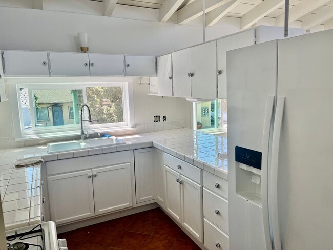 Building Photo - Bright 1.5 bed / 1 bath upstairs apartment...