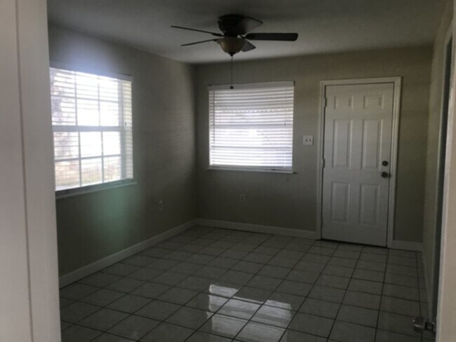 Building Photo - Charming 3 Bedroom, 2 Bathroom Home in the...