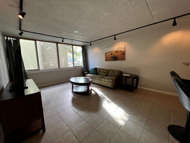 Building Photo - Renovated, Partially Furnished, Central Lo...