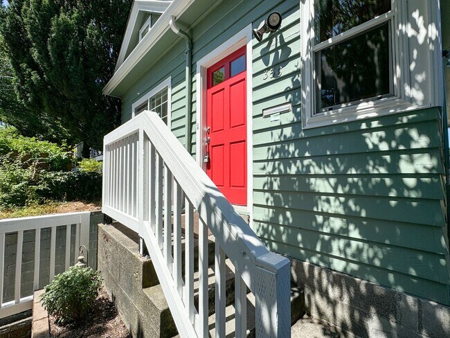 Building Photo - Beautifully Updated Phinney Ridge 2bd/2bth...