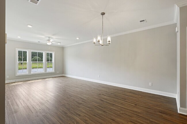 Foto del edificio - Spacious townhome with a wooded view! Spec...