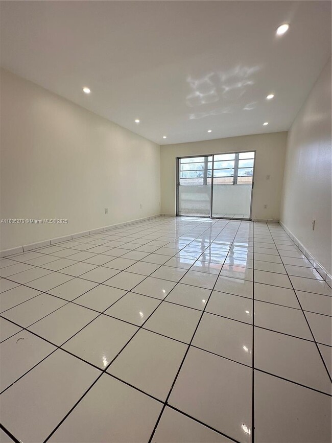 Building Photo - 1555 W 44th Pl