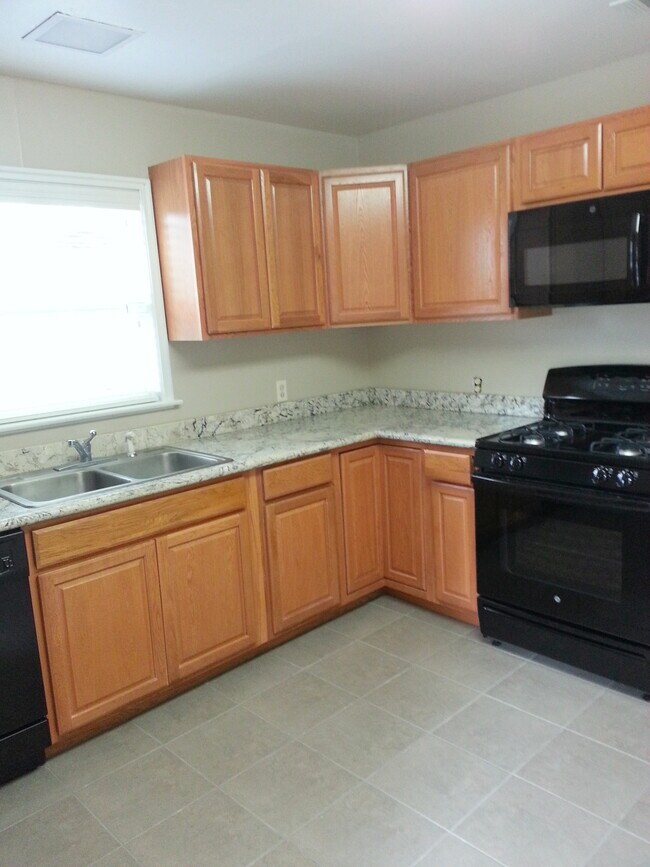 Kitchen - 232 Inlow Blvd