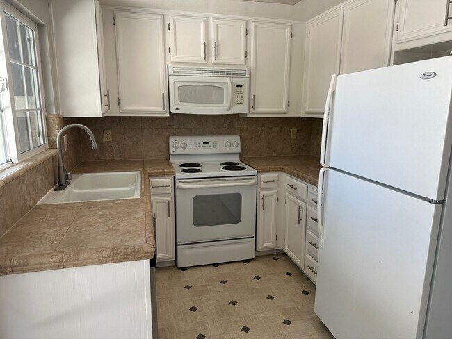 Building Photo - Beautifully updated 2 bedroom, 2.5 bathroom Townhouse in West San Jose!