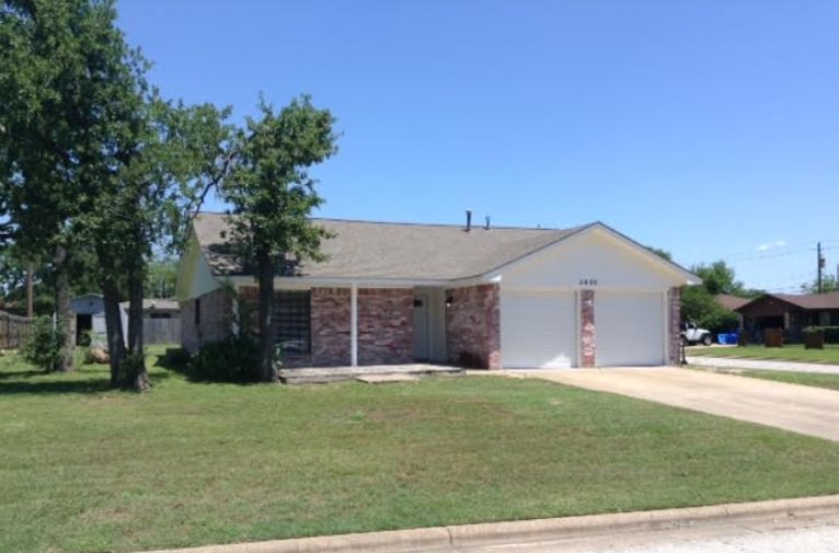 Photo - 3900 Windwood Cir (Bryan, TX)