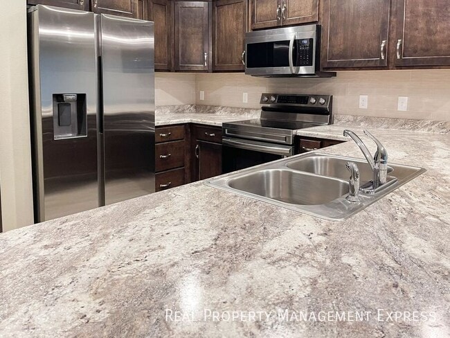 Building Photo - 3 Bedroom 2.5 Bathroom Single Family Townhome