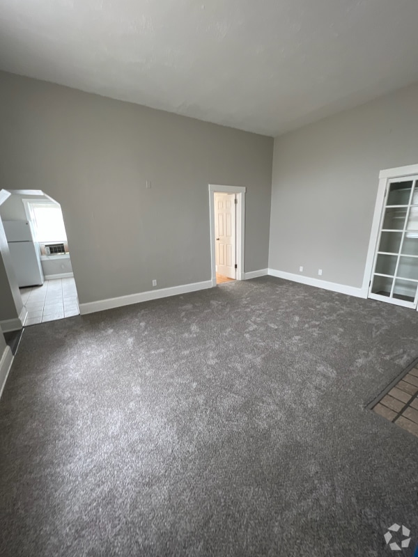 Jonathan Lyons Estate Apartments for Rent with Hardwood Floors