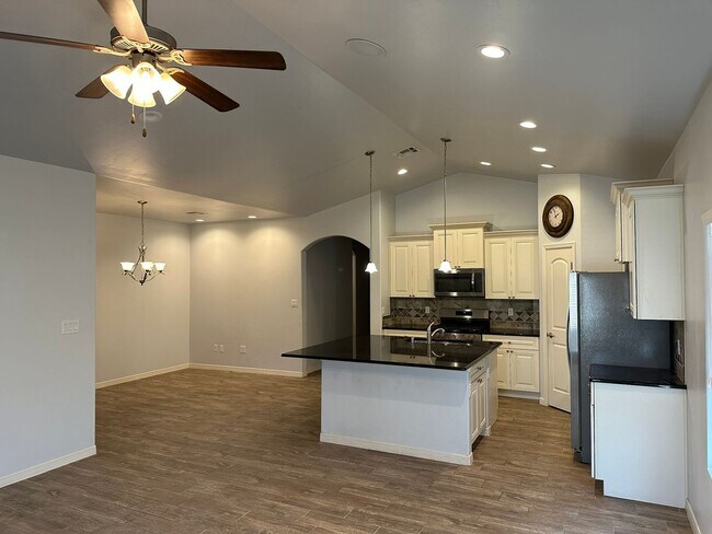 Foto del edificio - 4 Bed 3 Bath Home