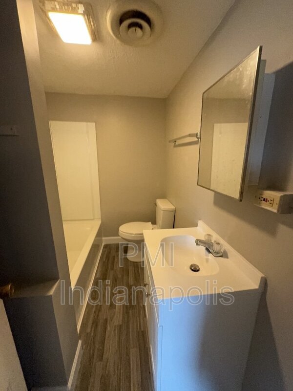 Foto del edificio - 1311 E 11th St