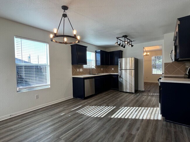 Foto del edificio - AVAILABLE NOW!