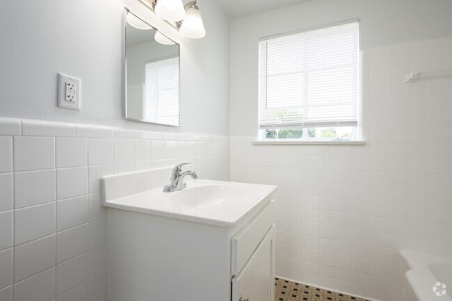 1BR, 1BA - 950SF - Bathroom - Gardens At Grandin - II