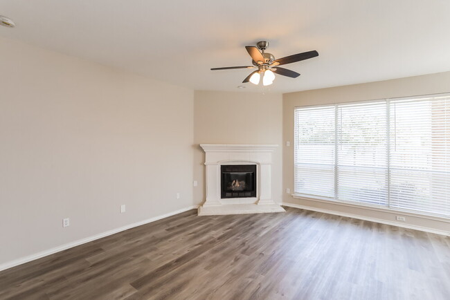Foto del edificio - 6300 Redeagle Creek Dr