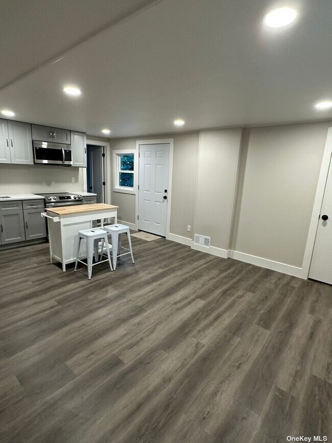 7 Dale Ln, Hauppauge, NY 11788 House Rental in Hauppauge, NY