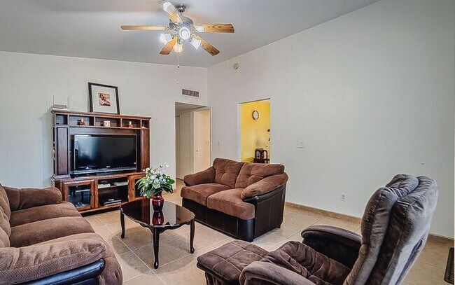 Foto del edificio - Charming three bedroom - two bathroom GREA...