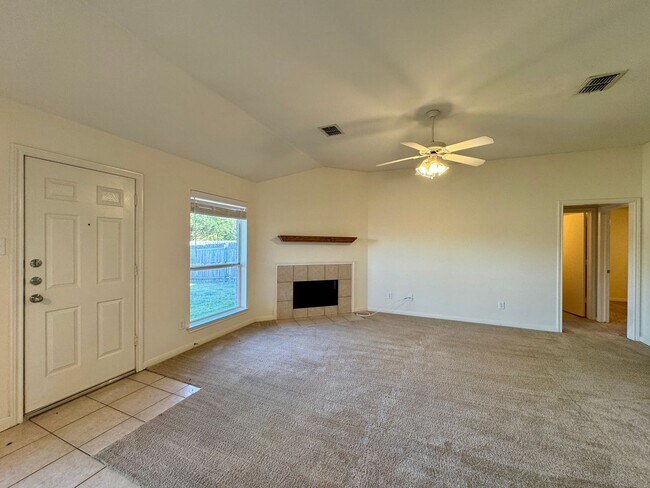 Building Photo - 3BR / 2BA Duplex in Hewitt, Texas | Midway ISD *Leasing Special Available*