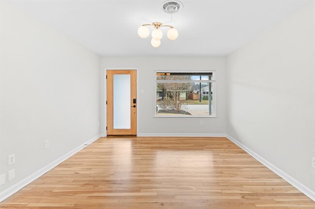 Building Photo - 1310 Dwyce Dr