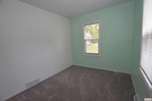 Building Photo - Cute DSM Ranch Home