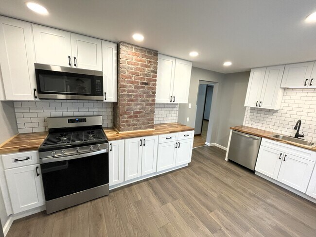 Building Photo - 198 Columbus Ave