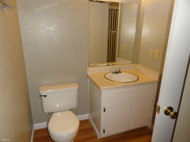 Foto del edificio - 2 br, 2 bath Apartment - 4911 50th Ave #8