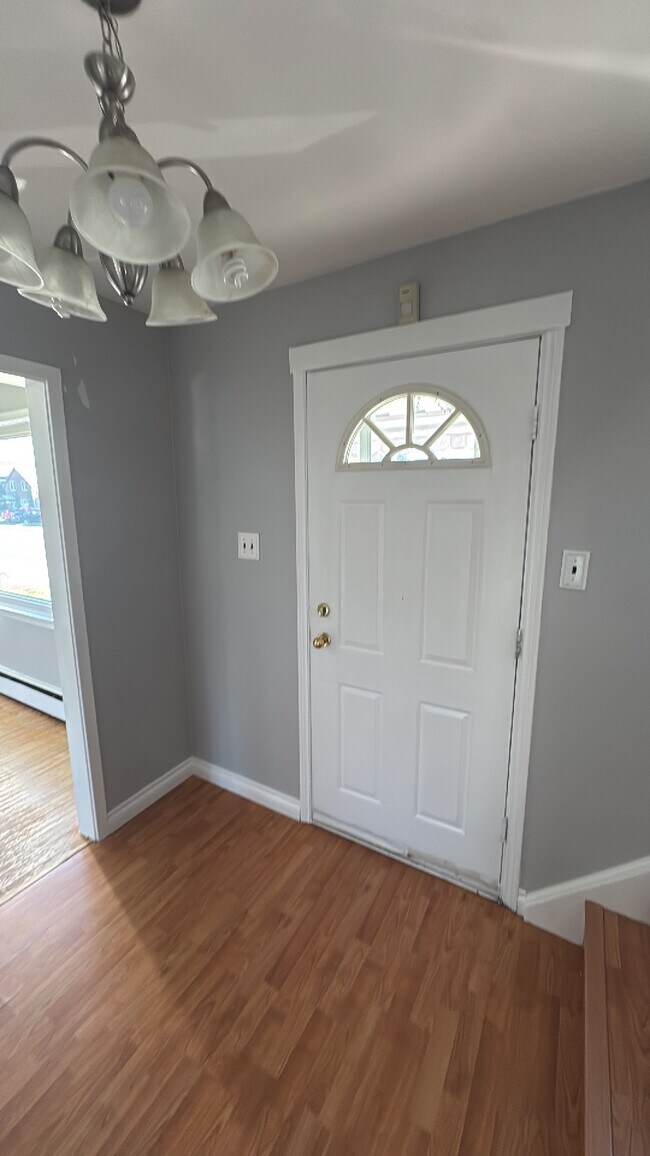Building Photo - 3 Bed / 1 Bath Home in Sault Ste. Marie, ON – $2,199/month + Utilities