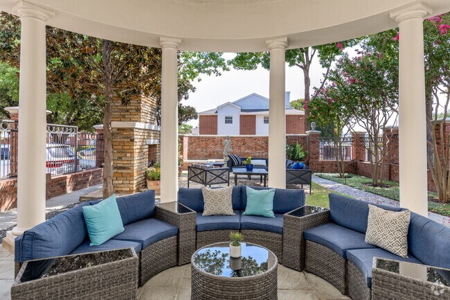 Terraza al aire libre con asientos informales y chimenea - The Livingston