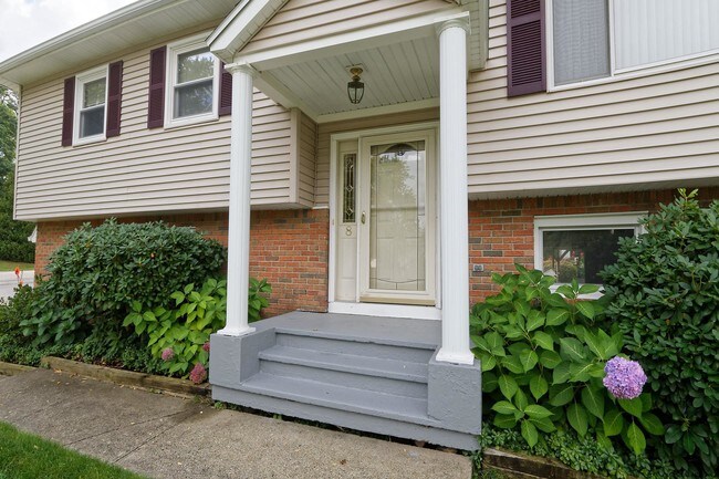 Building Photo - 8 Sparrowbush Rd S