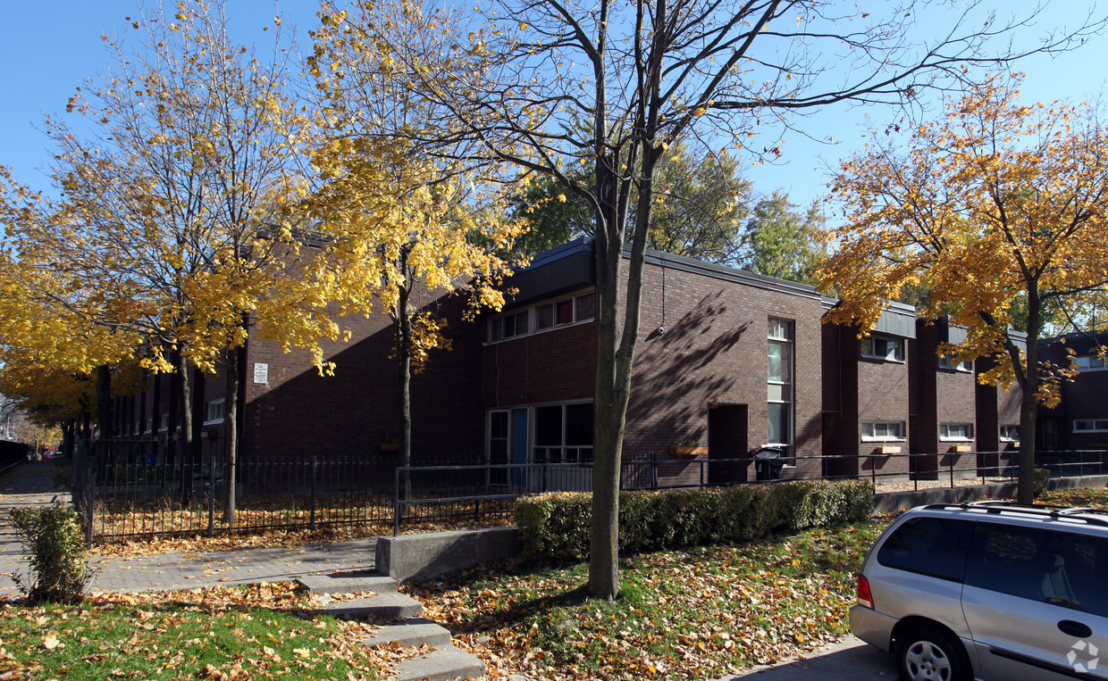 Photo du bâtiment - 581-599 Dundas St W