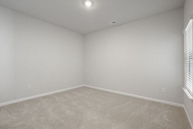 Building Photo - 115 Little Britain St