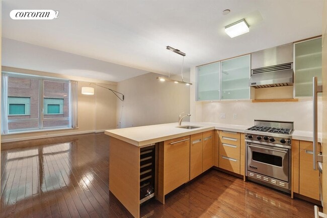 Building Photo - 462 W 58th St